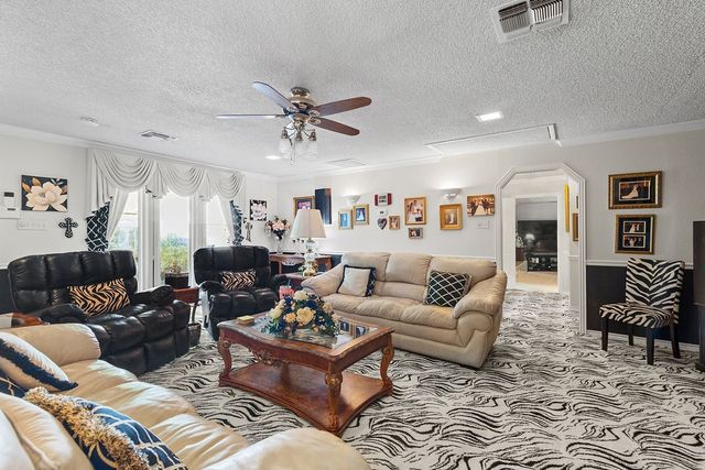 109 Oak Forest Trail, Euless, TX 76039