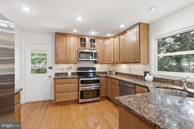 12024 CHEVIOT DR, Herndon, VA 20170