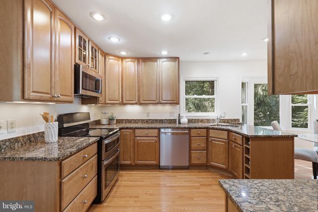 12024 CHEVIOT DR, Herndon, VA 20170