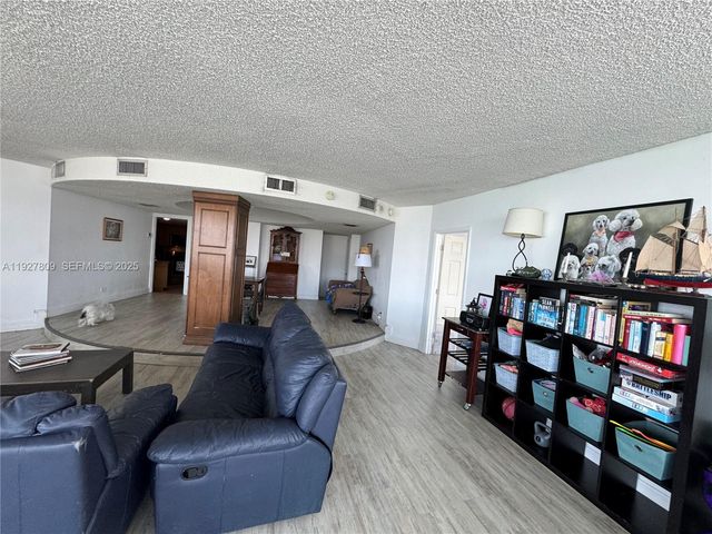 905 Brickell Bay Dr 1530, Miami, FL 33131