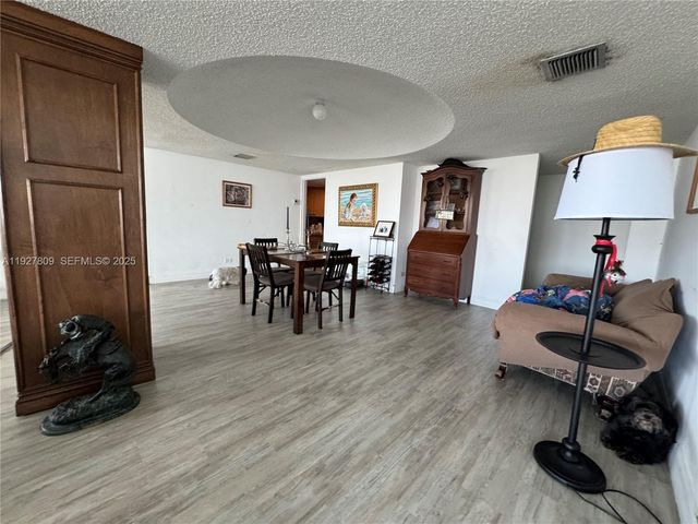 905 Brickell Bay Dr 1530, Miami, FL 33131