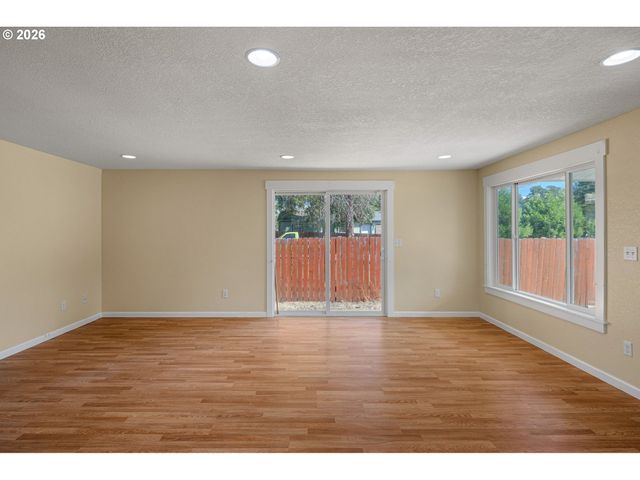 2631 EDISON St, Eugene, OR 97402
