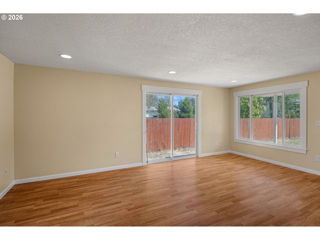 2631 EDISON St, Eugene, OR 97402