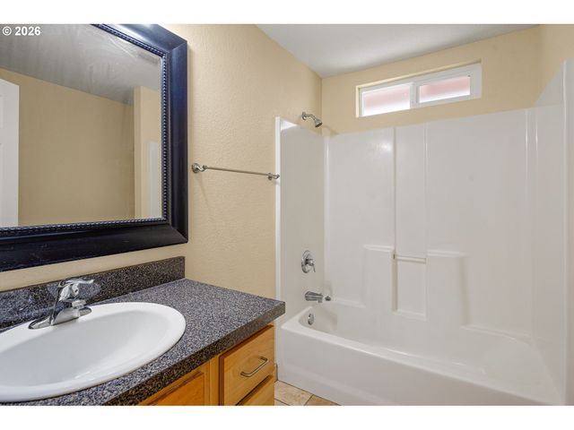 2631 EDISON St, Eugene, OR 97402