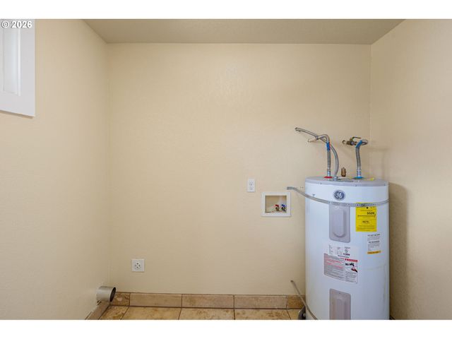 2631 EDISON St, Eugene, OR 97402