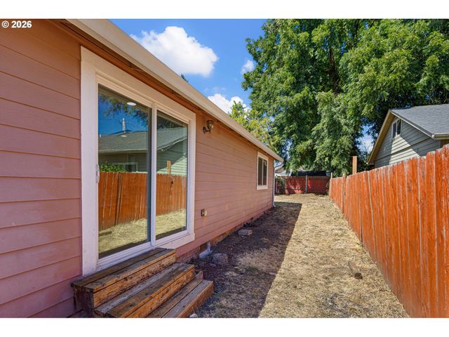 2631 EDISON St, Eugene, OR 97402