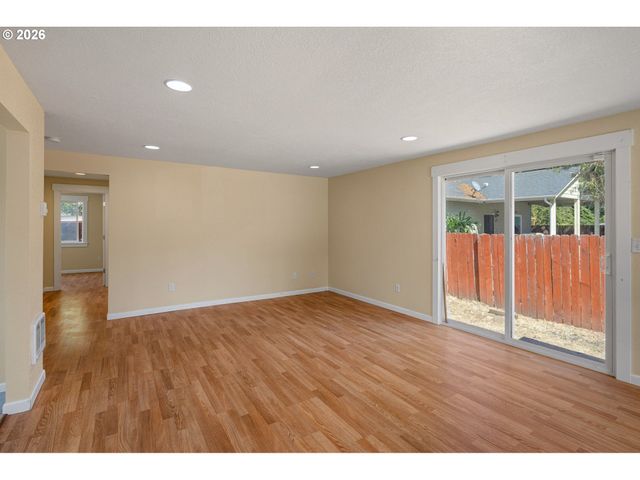 2631 EDISON St, Eugene, OR 97402