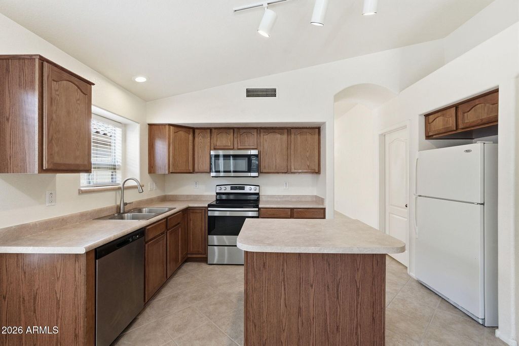Image 12 of property listing at 2427 W OBERLIN Way, Phoenix, AZ 85085