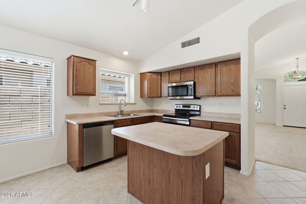 Image 13 of property listing at 2427 W OBERLIN Way, Phoenix, AZ 85085