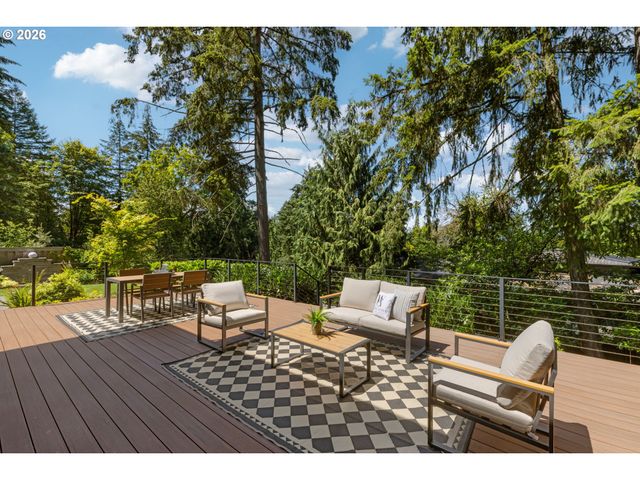 1923 MAPLELEAF Ct, Lake Oswego, OR 97034
