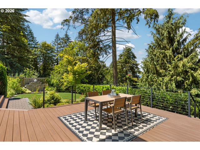 1923 MAPLELEAF Ct, Lake Oswego, OR 97034