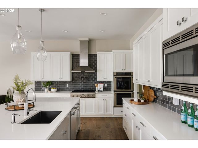 1923 MAPLELEAF Ct, Lake Oswego, OR 97034