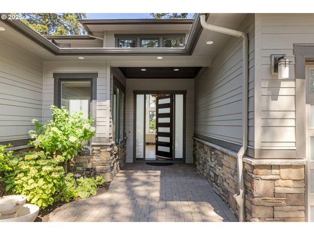 1923 MAPLELEAF Ct, Lake Oswego, OR 97034
