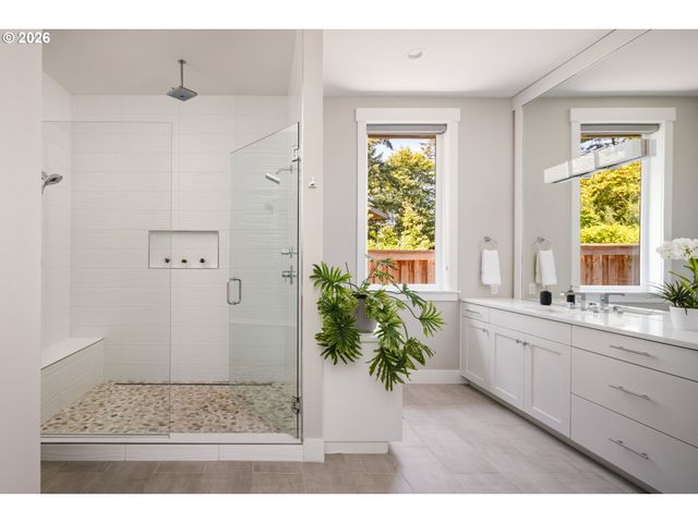 1923 MAPLELEAF Ct, Lake Oswego, OR 97034
