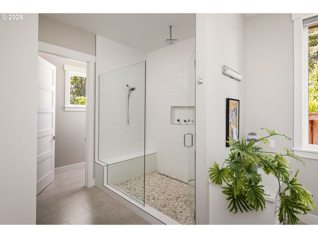 1923 MAPLELEAF Ct, Lake Oswego, OR 97034