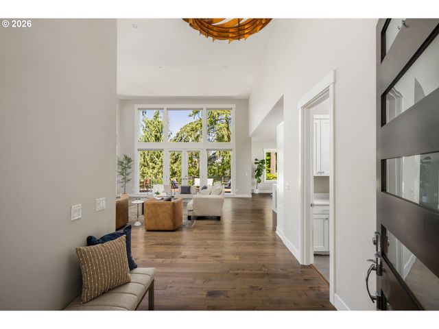 1923 MAPLELEAF Ct, Lake Oswego, OR 97034