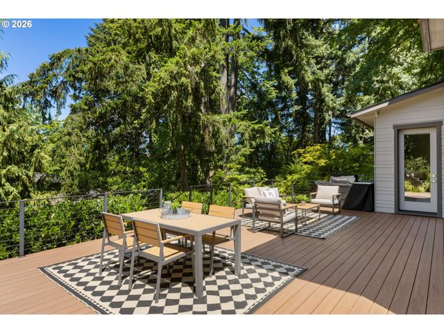 1923 MAPLELEAF Ct, Lake Oswego, OR 97034