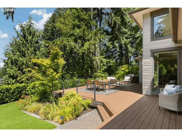 1923 MAPLELEAF Ct, Lake Oswego, OR 97034