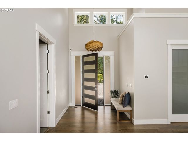 1923 MAPLELEAF Ct, Lake Oswego, OR 97034