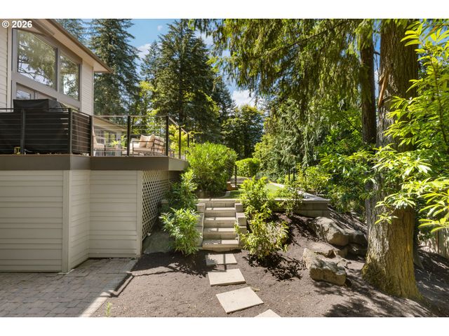 1923 MAPLELEAF Ct, Lake Oswego, OR 97034