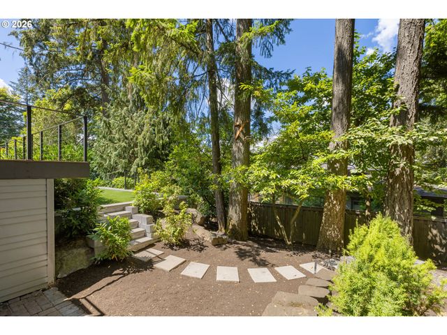 1923 MAPLELEAF Ct, Lake Oswego, OR 97034