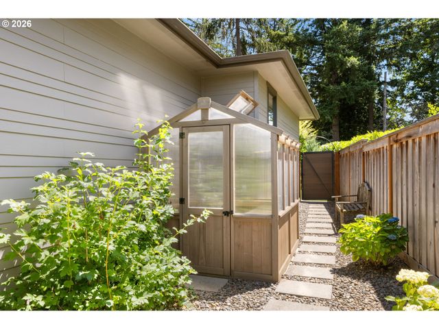 1923 MAPLELEAF Ct, Lake Oswego, OR 97034