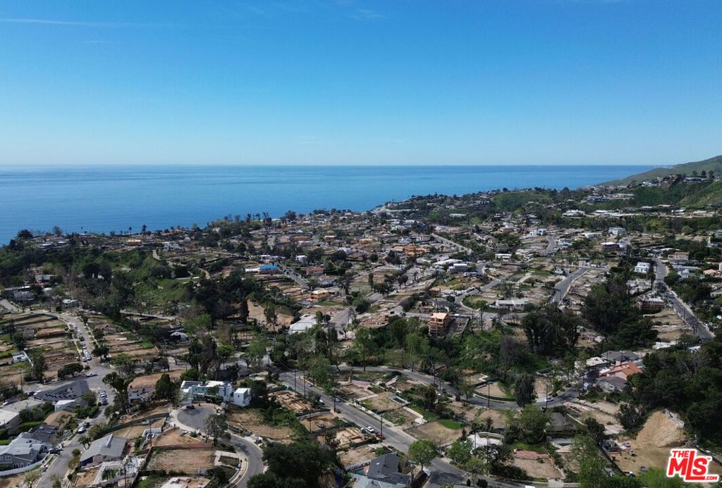 Image 4 of property listing at 1022 Maroney Lane, Pacific Palisades, CA 90272