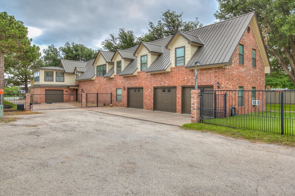 Image 4 of property listing at 2374 Fishermans Road, San Angelo, TX 76904