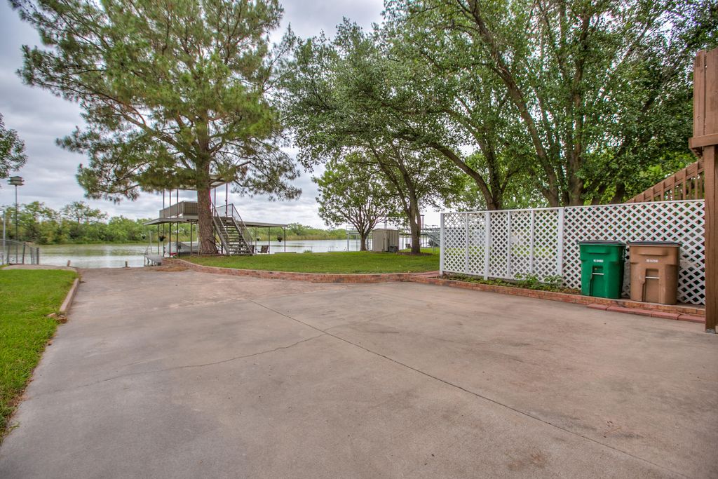 Image 9 of property listing at 2374 Fishermans Road, San Angelo, TX 76904