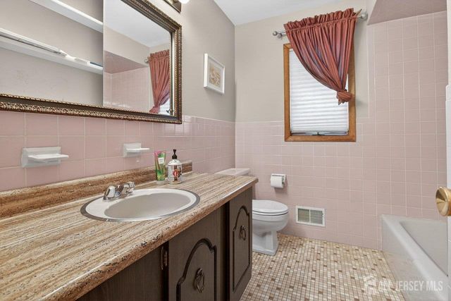 30 Iroquois Drive, Sayreville, NJ 08859