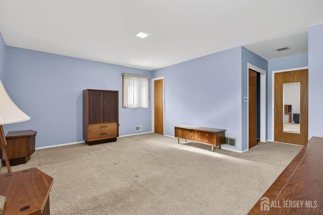 30 Iroquois Drive, Sayreville, NJ 08859