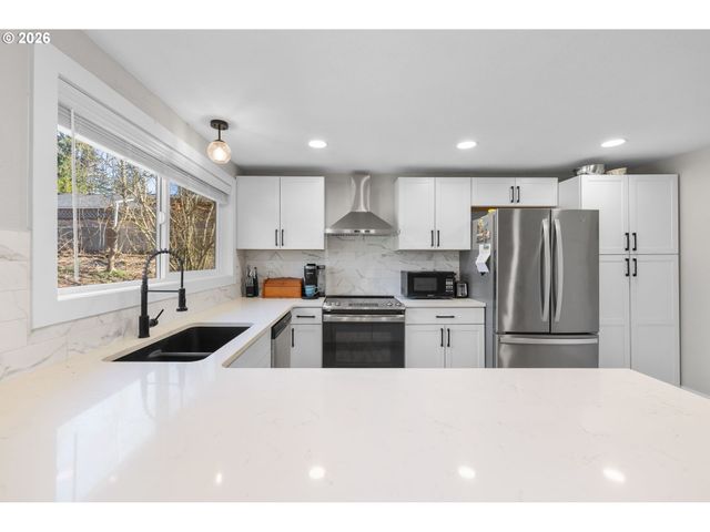 7975 Se ROOTS Rd, Milwaukie, OR 97267