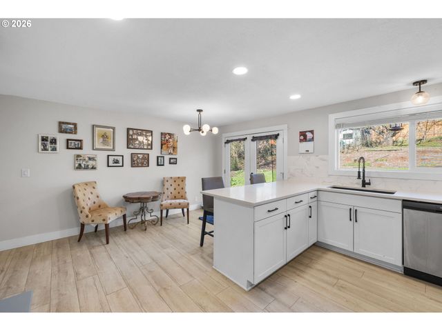 7975 Se ROOTS Rd, Milwaukie, OR 97267