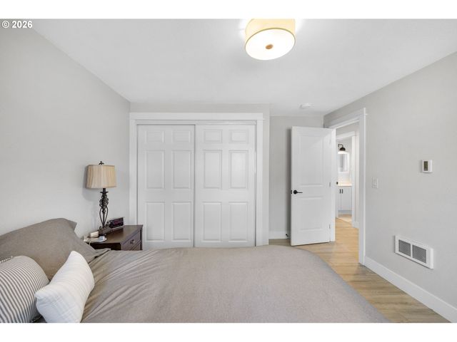 7975 Se ROOTS Rd, Milwaukie, OR 97267