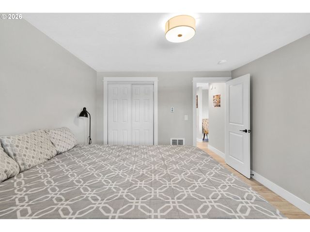 7975 Se ROOTS Rd, Milwaukie, OR 97267