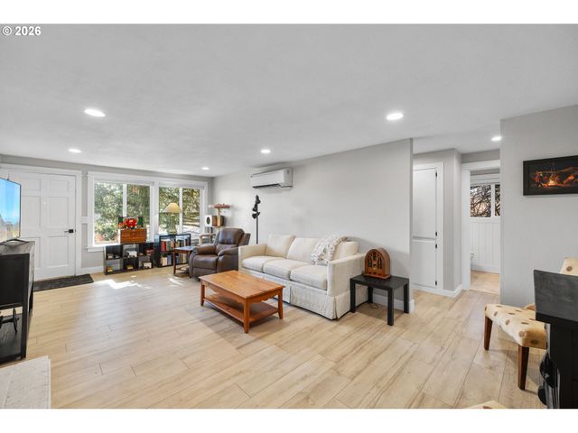 7975 Se ROOTS Rd, Milwaukie, OR 97267