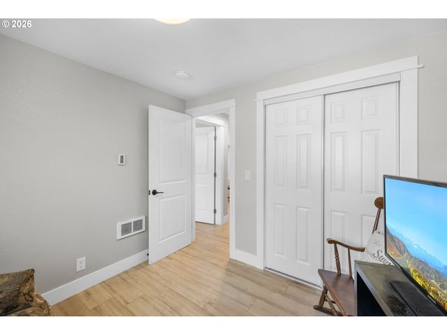 7975 Se ROOTS Rd, Milwaukie, OR 97267