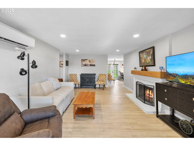 7975 Se ROOTS Rd, Milwaukie, OR 97267