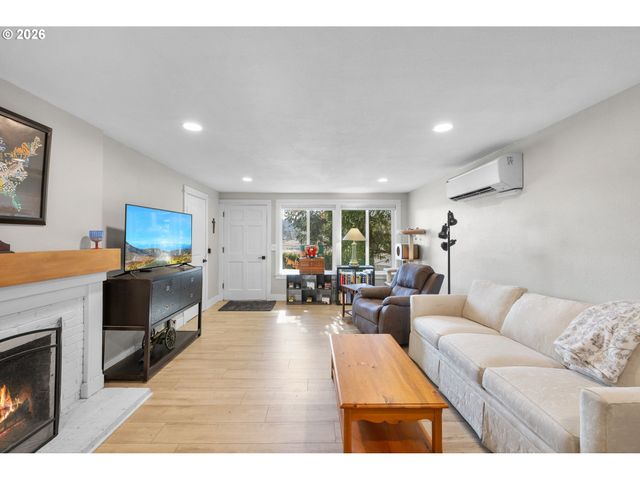 7975 Se ROOTS Rd, Milwaukie, OR 97267