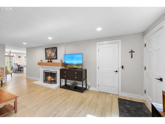 7975 Se ROOTS Rd, Milwaukie, OR 97267