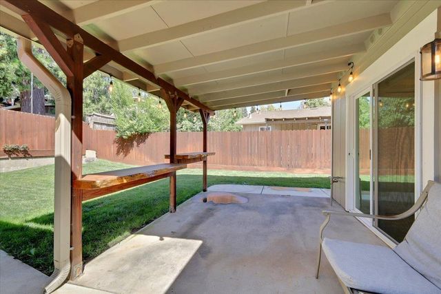 855 Forest Glade Cir, Grass Valley, CA 95945