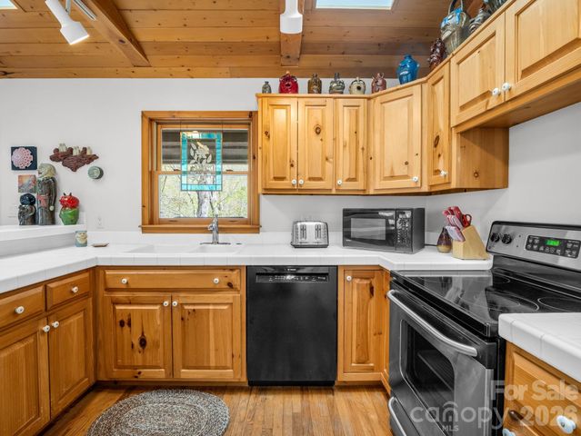 780 Rixhaven Drive, Saluda, NC 28773