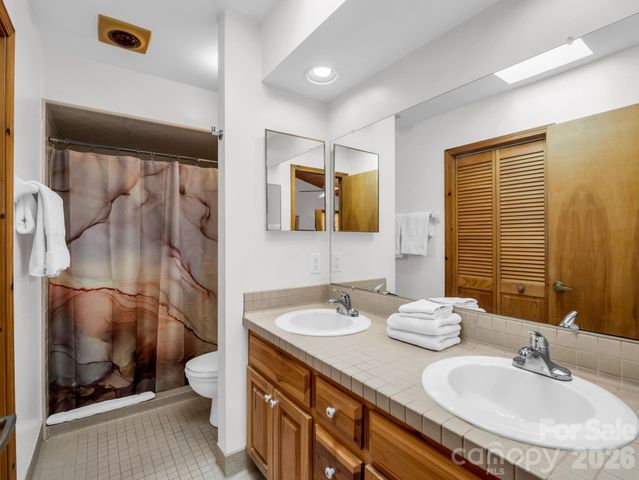 780 Rixhaven Drive, Saluda, NC 28773