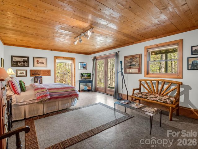 780 Rixhaven Drive, Saluda, NC 28773