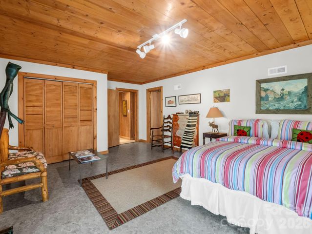 780 Rixhaven Drive, Saluda, NC 28773