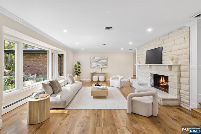 17 Deerhill Drive, Ho-ho-kus, NJ 07423