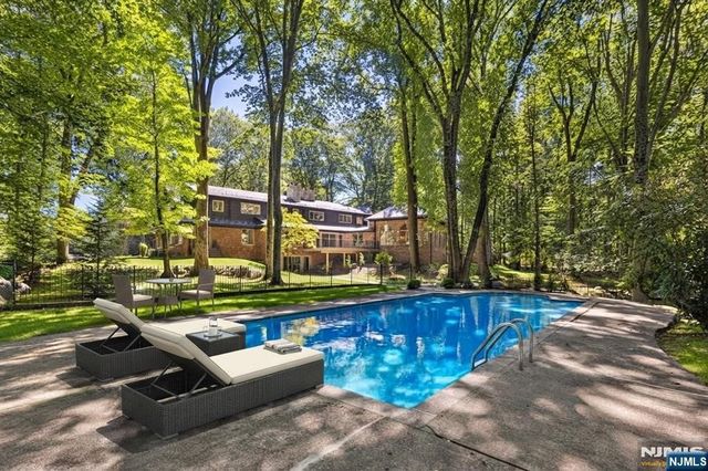 17 Deerhill Drive, Ho-ho-kus, NJ 07423