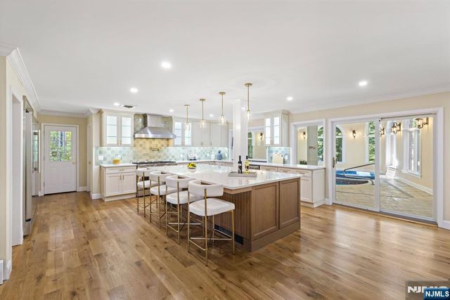 17 Deerhill Drive, Ho-ho-kus, NJ 07423