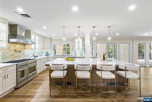 17 Deerhill Drive, Ho-ho-kus, NJ 07423