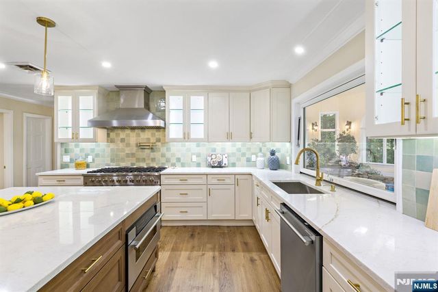 17 Deerhill Drive, Ho-ho-kus, NJ 07423